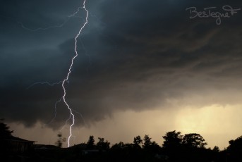 Ciel d'orage en fin de journée sur le bassin genevois