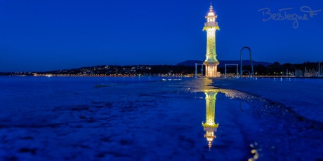 Reflets nocturnes du phare aux Bains des Pâquis