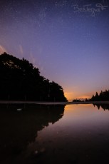 Reflets du ciel nocturne dans une flaque d'eau